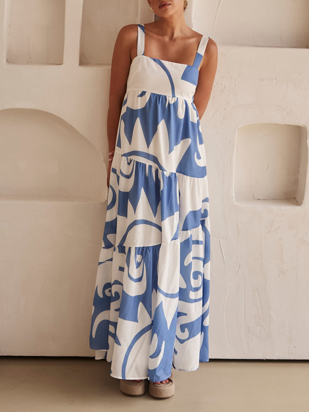 Sukienka maxi w stylu artystycznym z geometrycznym nadrukiem