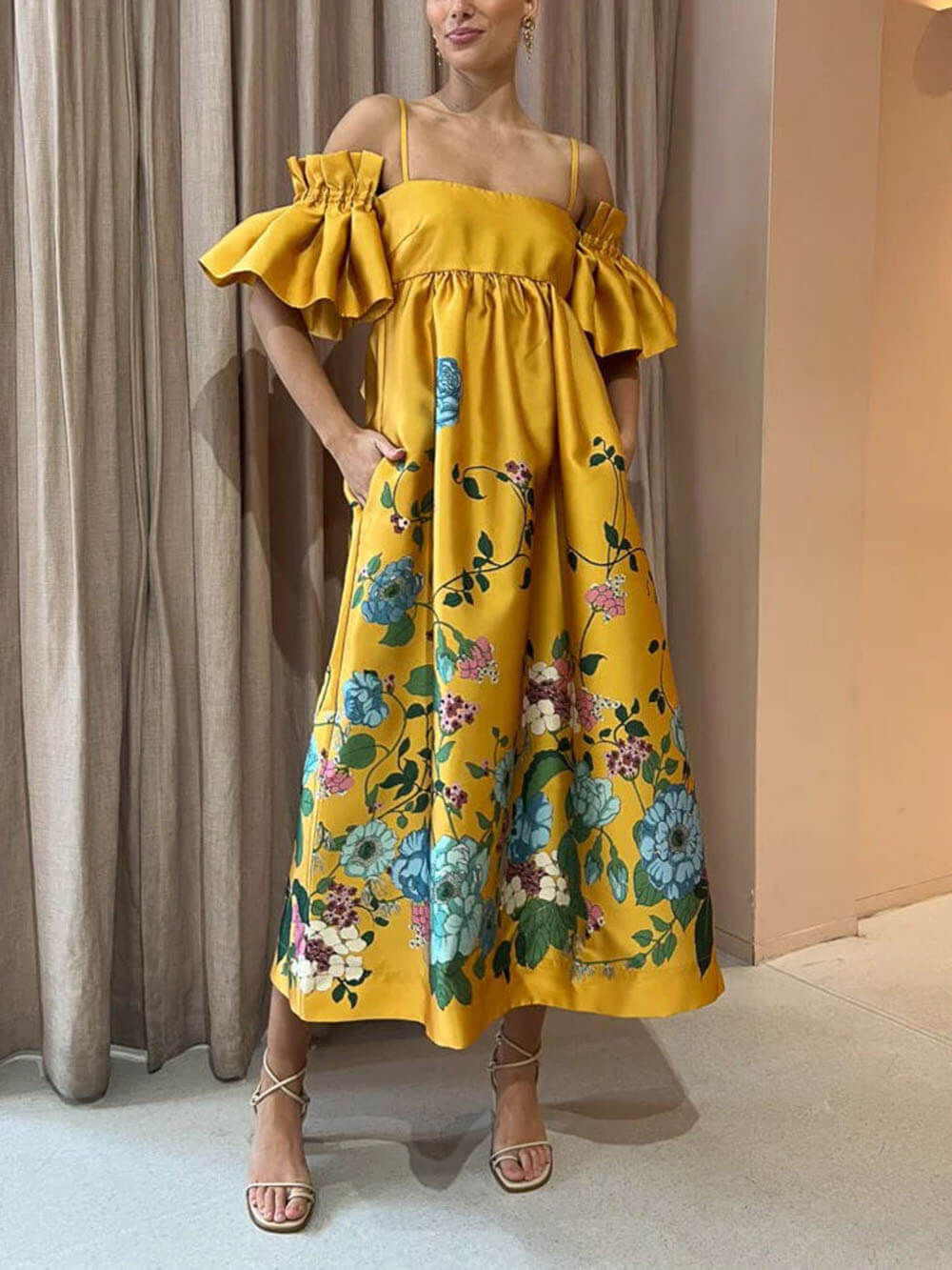 Ringblomst-trykt A-Line midi-kjole med rynket ermer