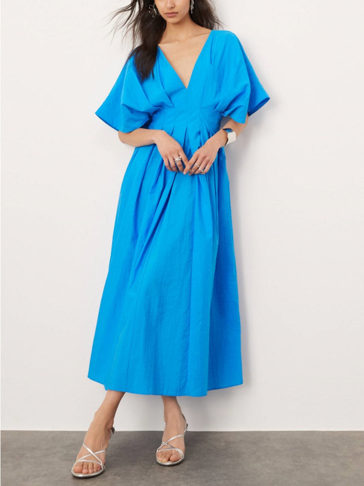 Niebieska sukienka midi z krótkim rękawem i dekoltem w kształcie litery V
