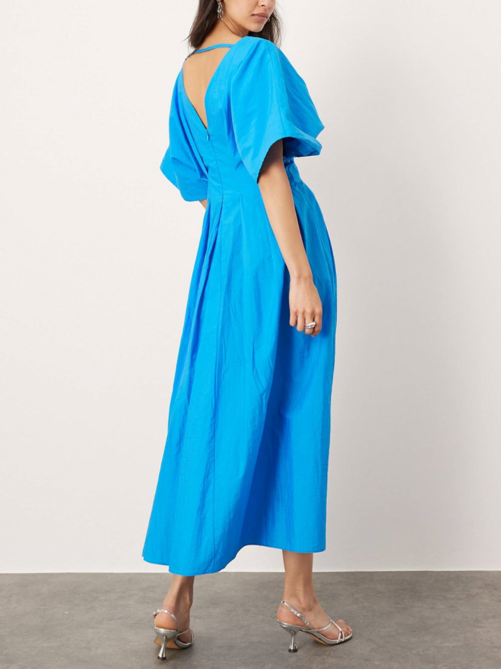 Μίντι κοντομάνικο φόρεμα με λαιμόκοψη σε μπλε χρώμα