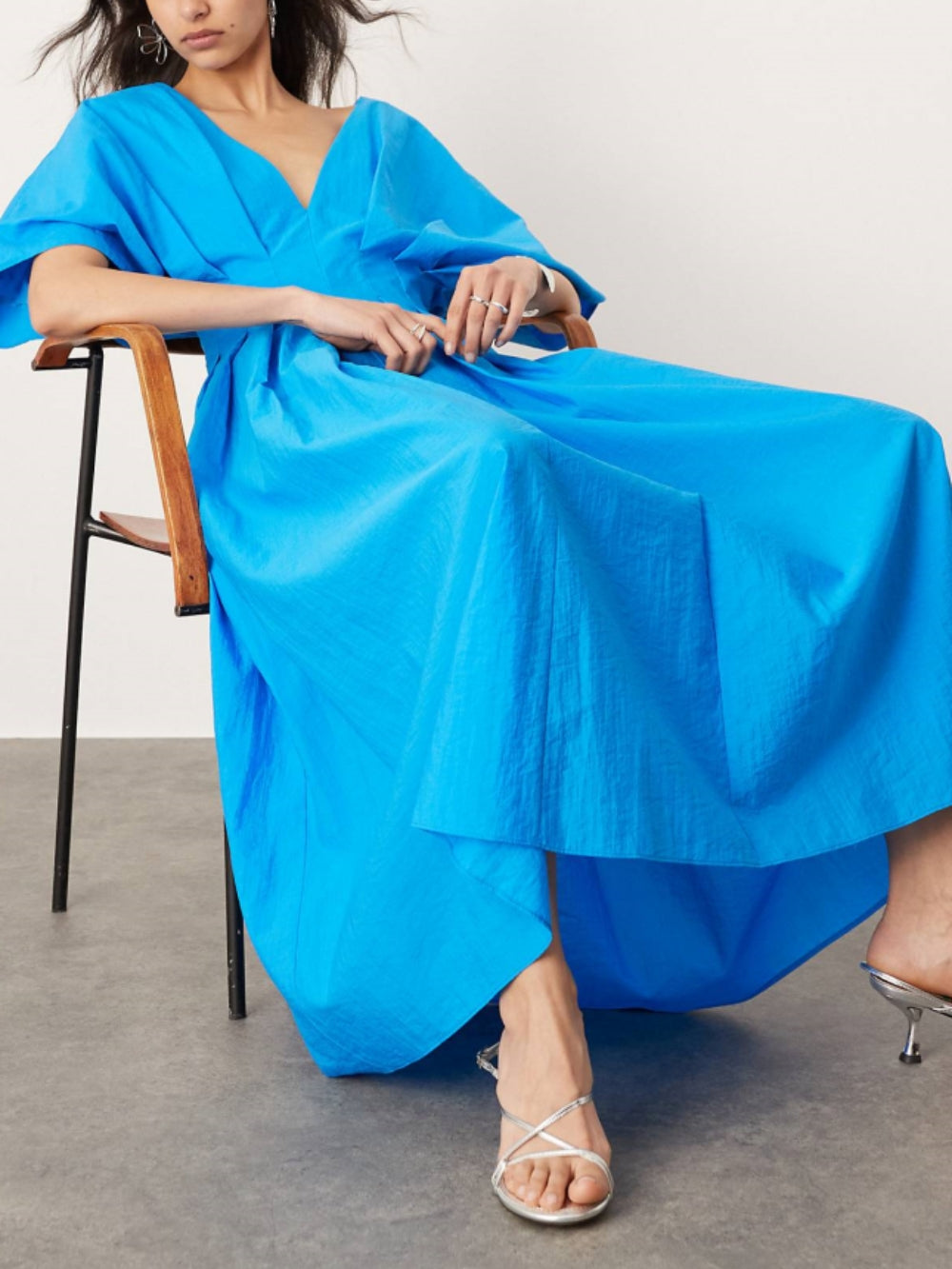 Midi-jurk met V-hals en korte mouwen in blauw