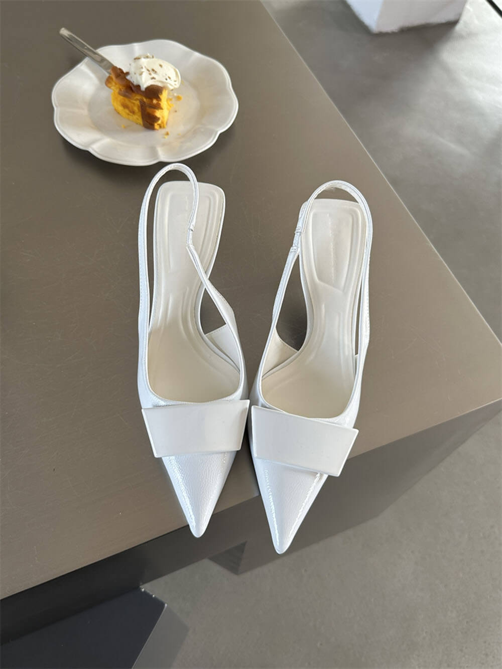 Spitz zulaufende Stiletto-Sandalen mit mittelhohem Absatz und quadratischer Schnalle