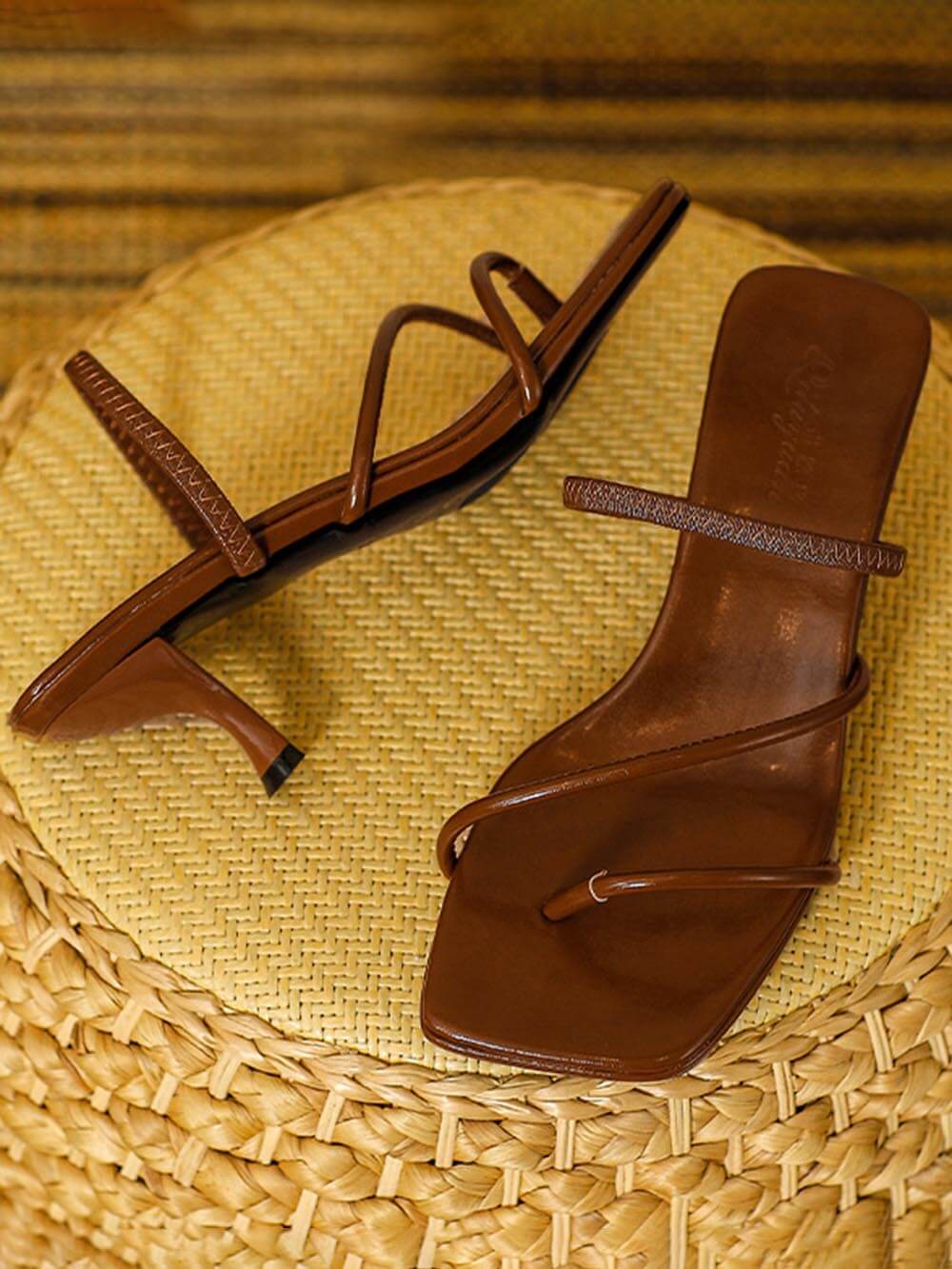 Französische Clip-On-Schuhe mit feinem Absatz und Stolperriemen hinten