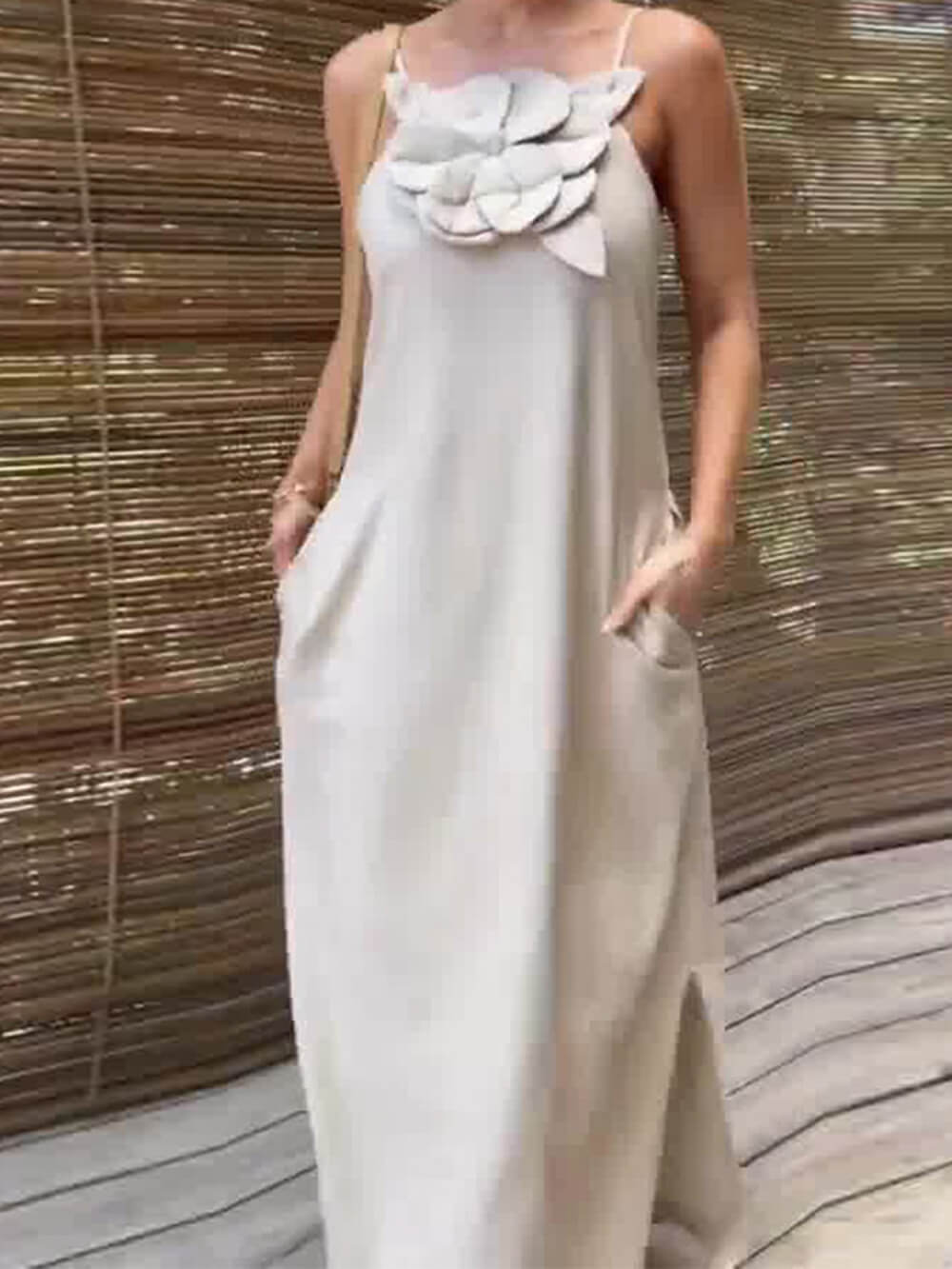 Maxi-jurk met bloemenversiering en split in zakken