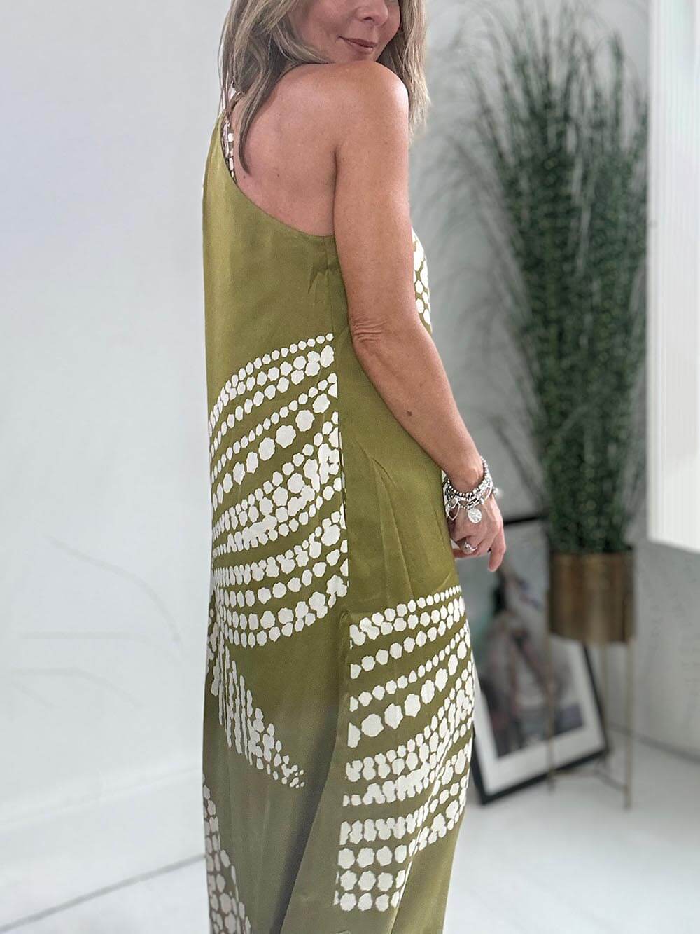Unieke maxi-jurk met stippenprint en één schouder