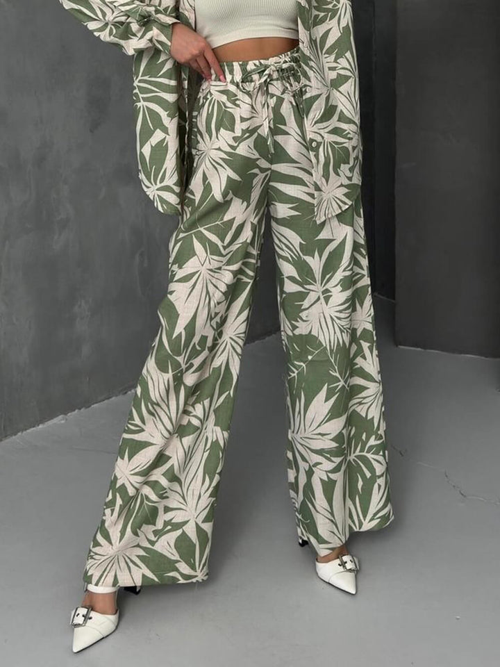Spodnie z szerokimi nogawkami i nadrukiem w liście palmowe