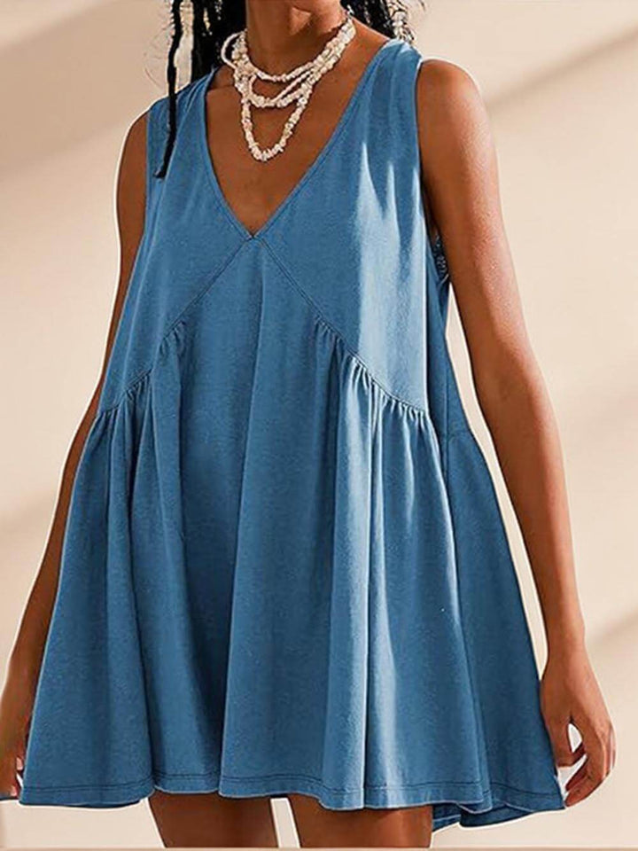 Sukienka mini z głębokim dekoltem w kształcie litery V i szerokimi ramiączkami