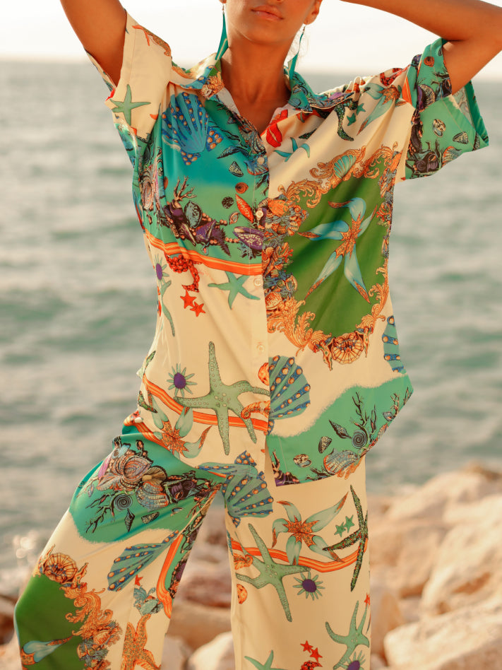 Conjunto exclusivo de duas peças com camisa e estampa floral oceano