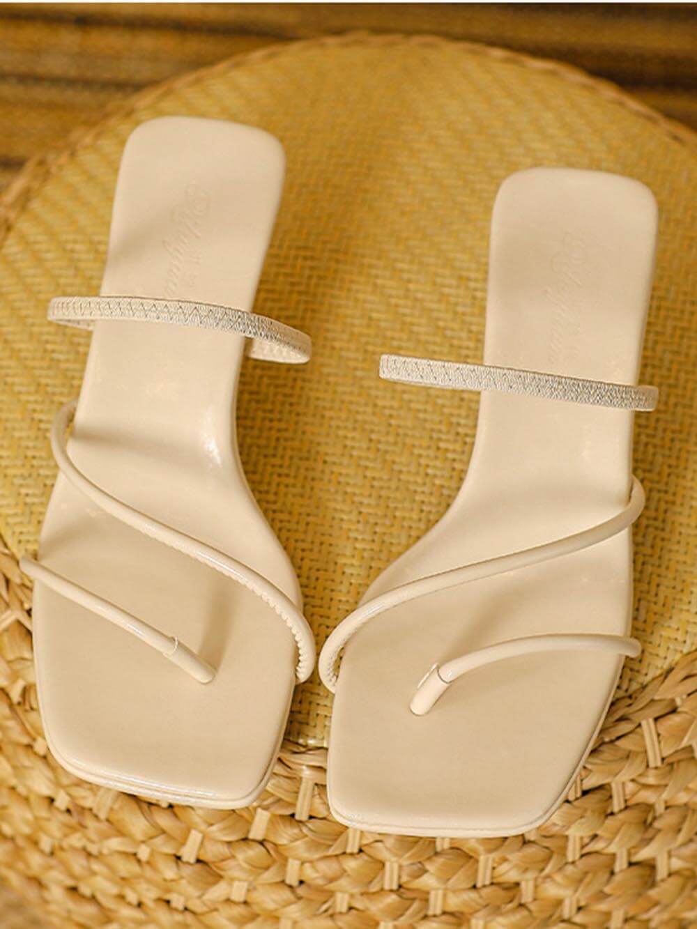 Französische Clip-On-Schuhe mit feinem Absatz und Stolperriemen hinten