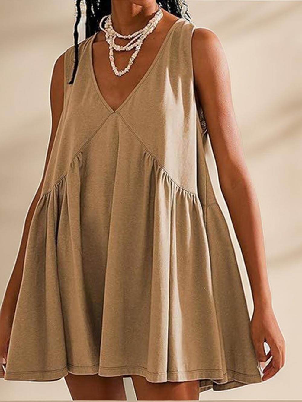 Sukienka mini z głębokim dekoltem w kształcie litery V i szerokimi ramiączkami