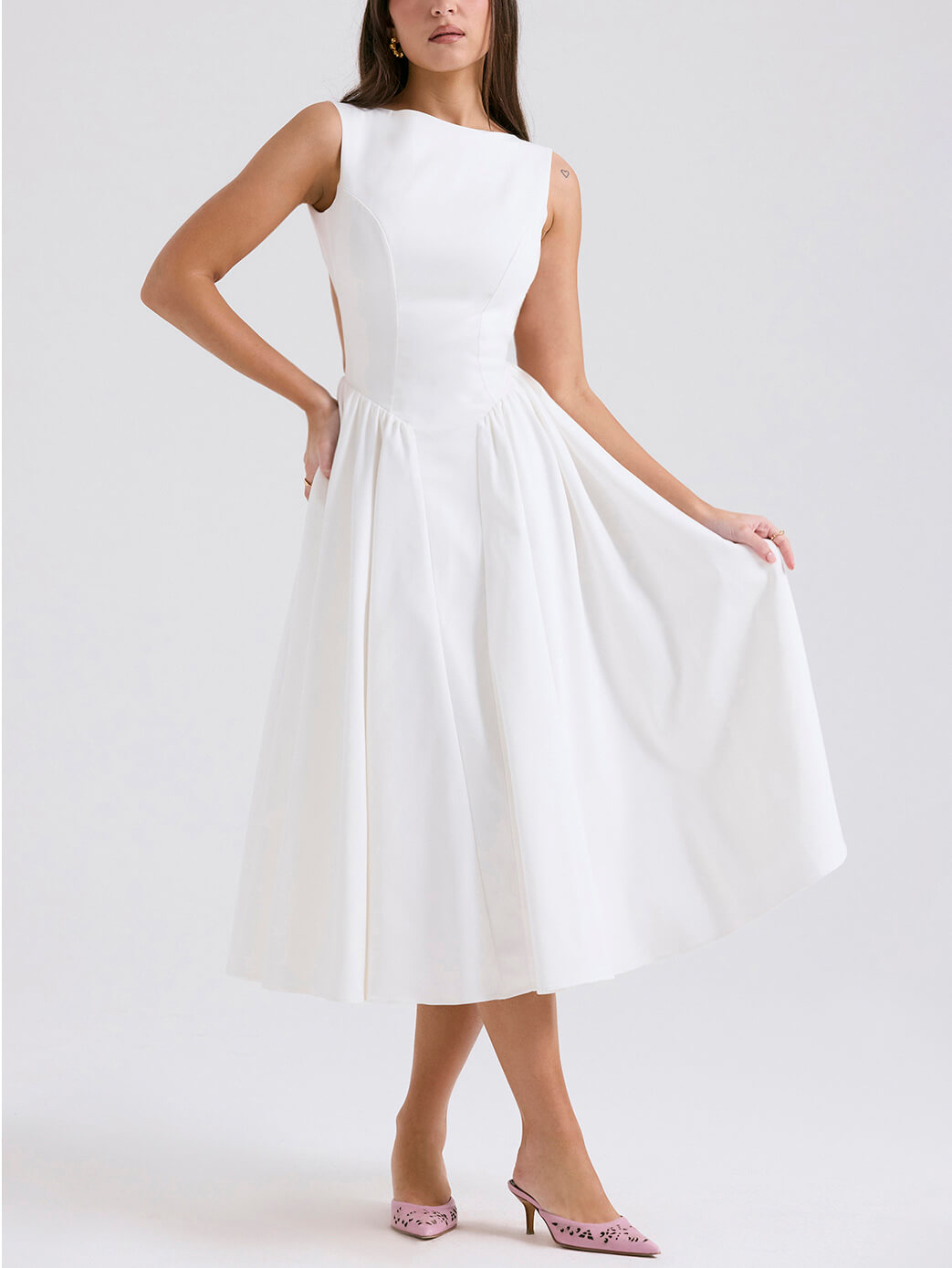 Stylowa i elegancka sukienka midi w jednolitym kolorze, z okrągłym dekoltem i bez rękawów