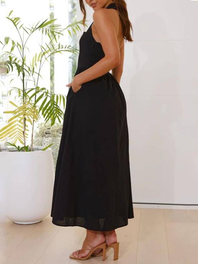 Malé černé šaty s ohlávkou ke krku a pasu se střední délkou
