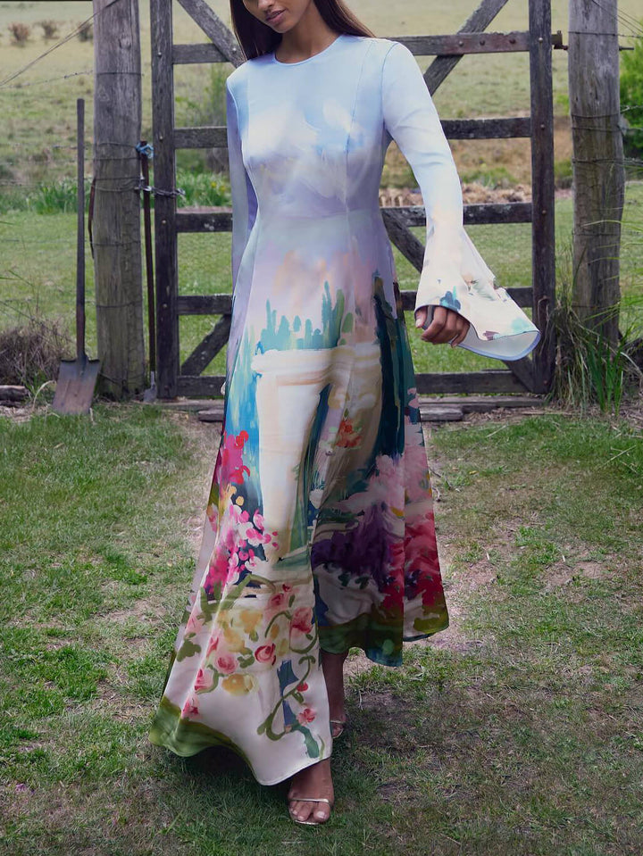Prachtige satijnen maxi-jurk met graffitiprint en trompetmouwen