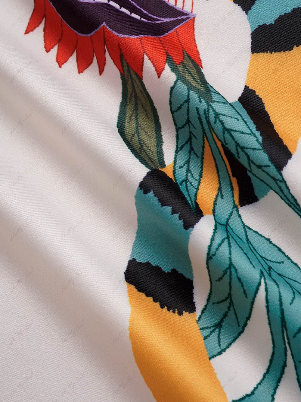 Raffinierte, übergroße Bluse aus Satin mit einzigartigem Print und Knöpfen