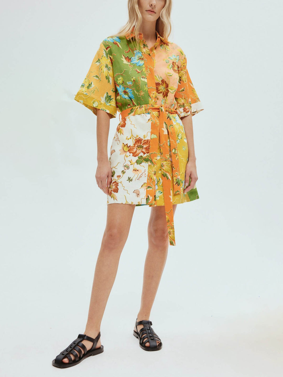 Μοναδικό μίνι φόρεμα με floral print σε αντίθεση