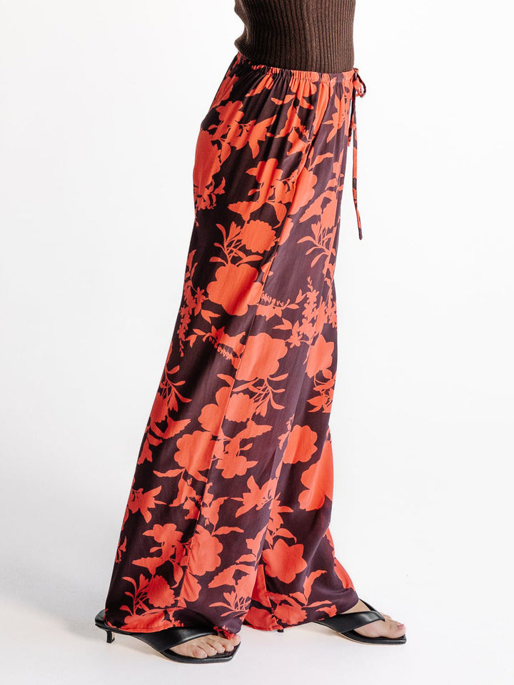Exquisite, lockere Hose mit weitem Bein und Vintage-Rosenmuster aus Satin