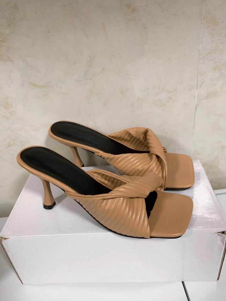 Geflochtene, plissierte Stiletto-Sandalen mit quadratischer Zehenpartie