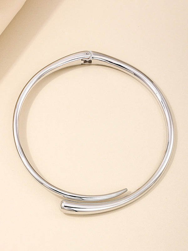 Colar brilhante de anel geométrico de metal simples e elegante