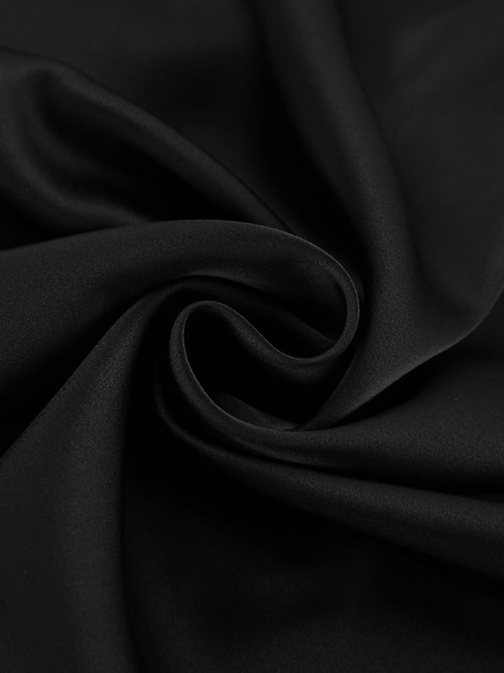 Czarna, długa satynowa spódnica typu fishtail z wysokim stanem