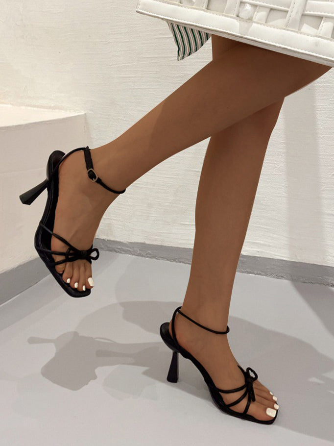Sandale de damă cu cataramă într-o linie la modă, cu vârf deschis, sexy, cu tocuri înalte