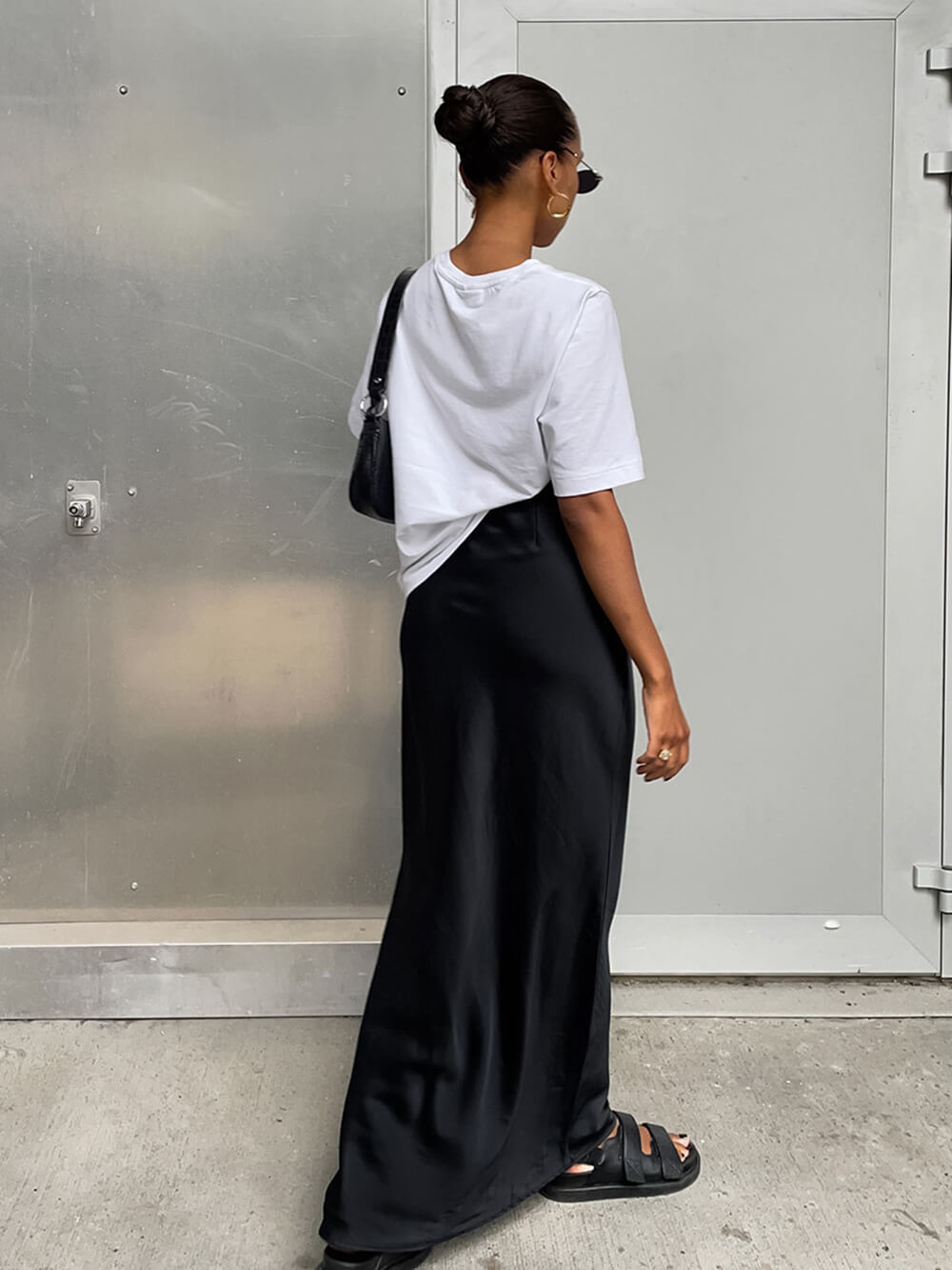 Černá dlouhá saténová sukně s vysokým pasem
