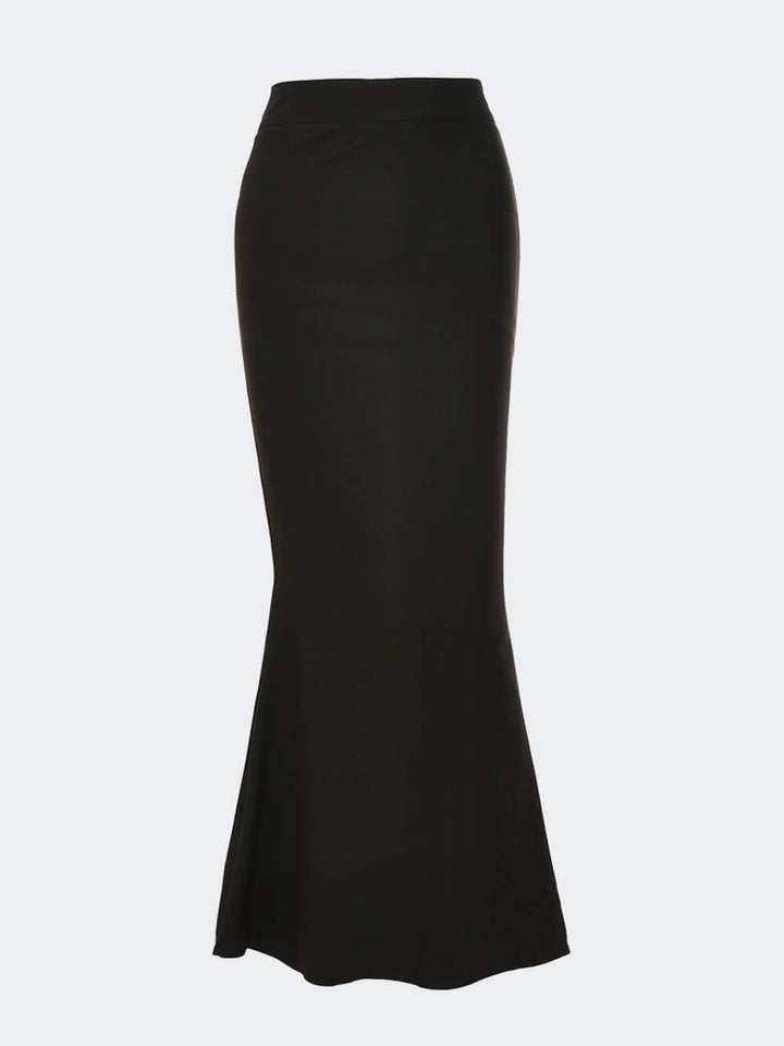 Czarna, długa satynowa spódnica typu fishtail z wysokim stanem