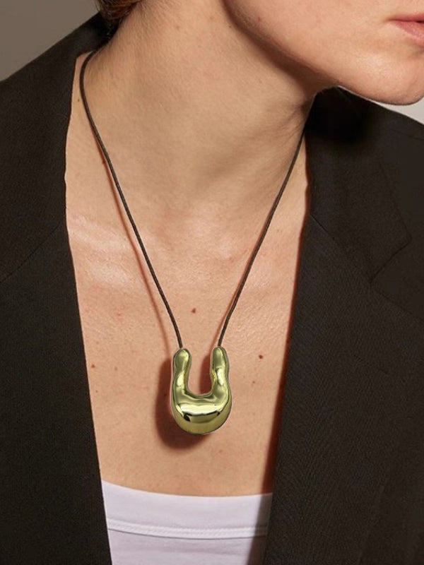 Designový kovový náhrdelník ve tvaru podkovy