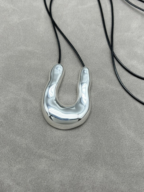 Designový kovový náhrdelník ve tvaru podkovy