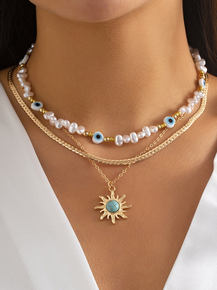 Collana con perle imitazione di perle speciali a forma speciale in stile etnico. Collana retrò con occhi di sole turchese