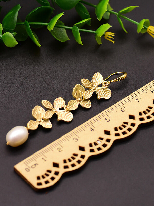 Orecchini di perle vintage intagliate botaniche