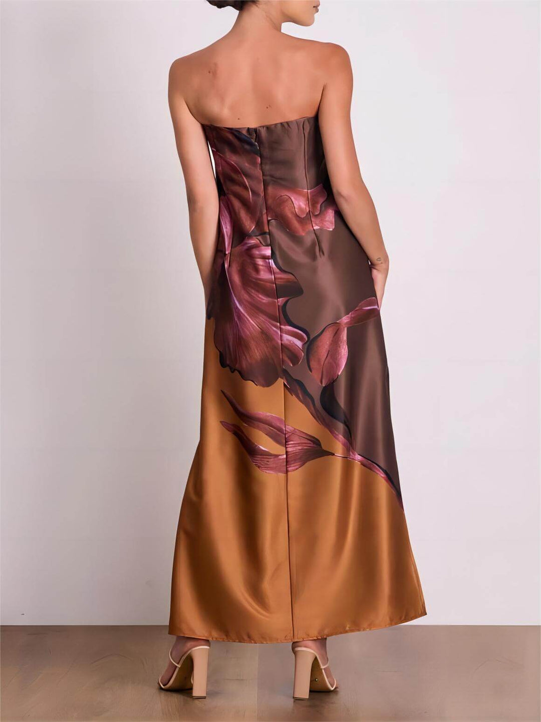 Elegante vestido largo con estampado floral y hombros descubiertos en contraste