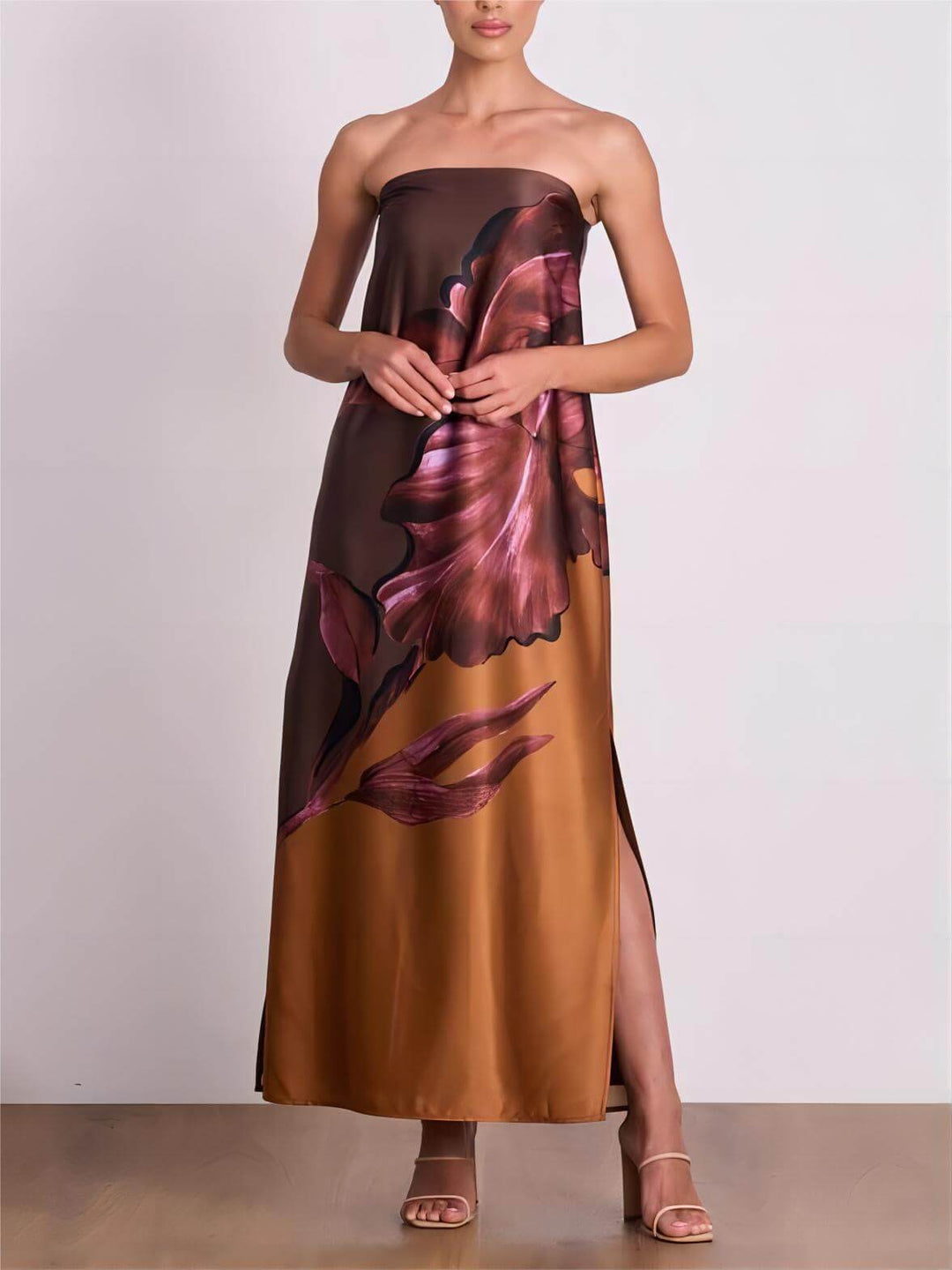 Stylowa, kontrastowa sukienka maxi z odkrytymi ramionami i kwiatowym nadrukiem