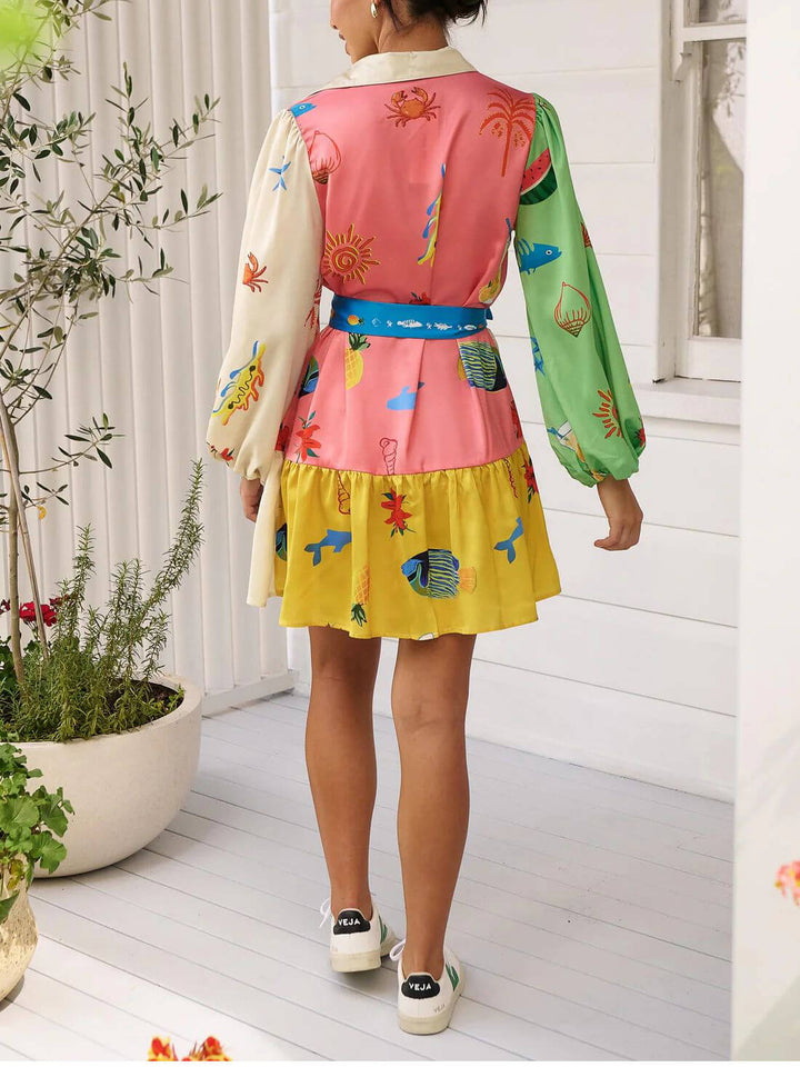 Lockeres, kurzes Cardigan-Kleid mit Graffiti-Print und Schnürung und breitem Saum