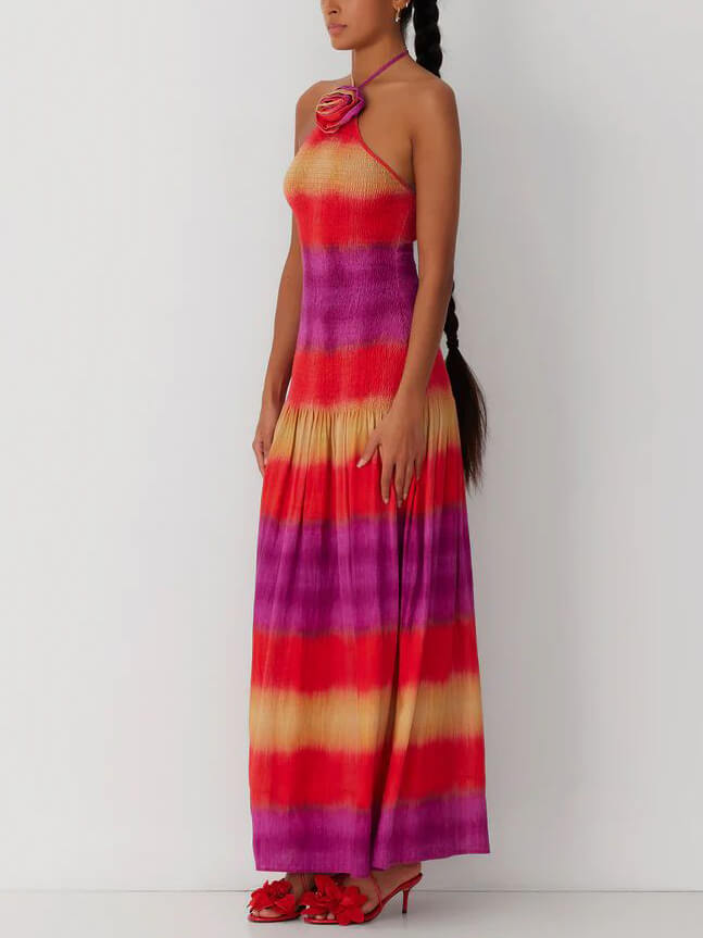 Vestido maxi plissado com decote halterneck floral arco-íris ombre