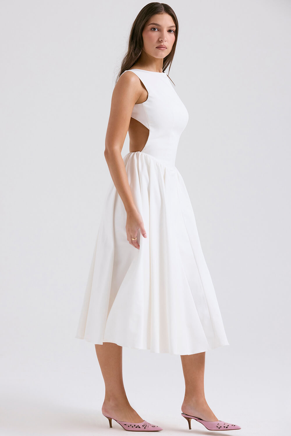Stylowa i elegancka sukienka midi w jednolitym kolorze, z okrągłym dekoltem i bez rękawów