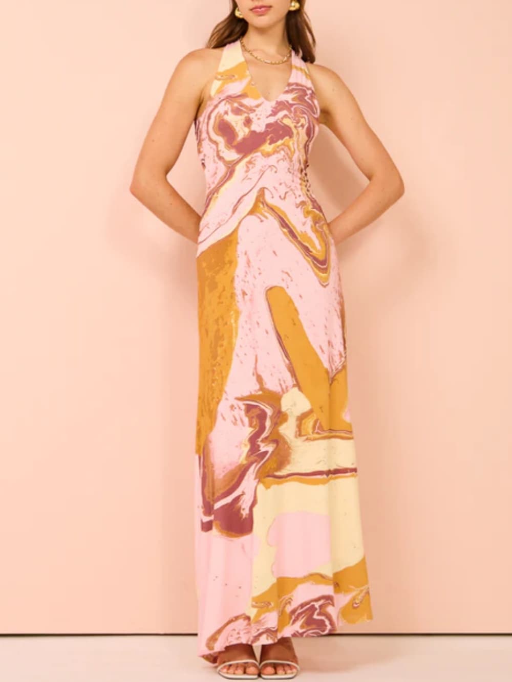 تقديم فستان ماكسي وردي بألوان مائية مختلطة