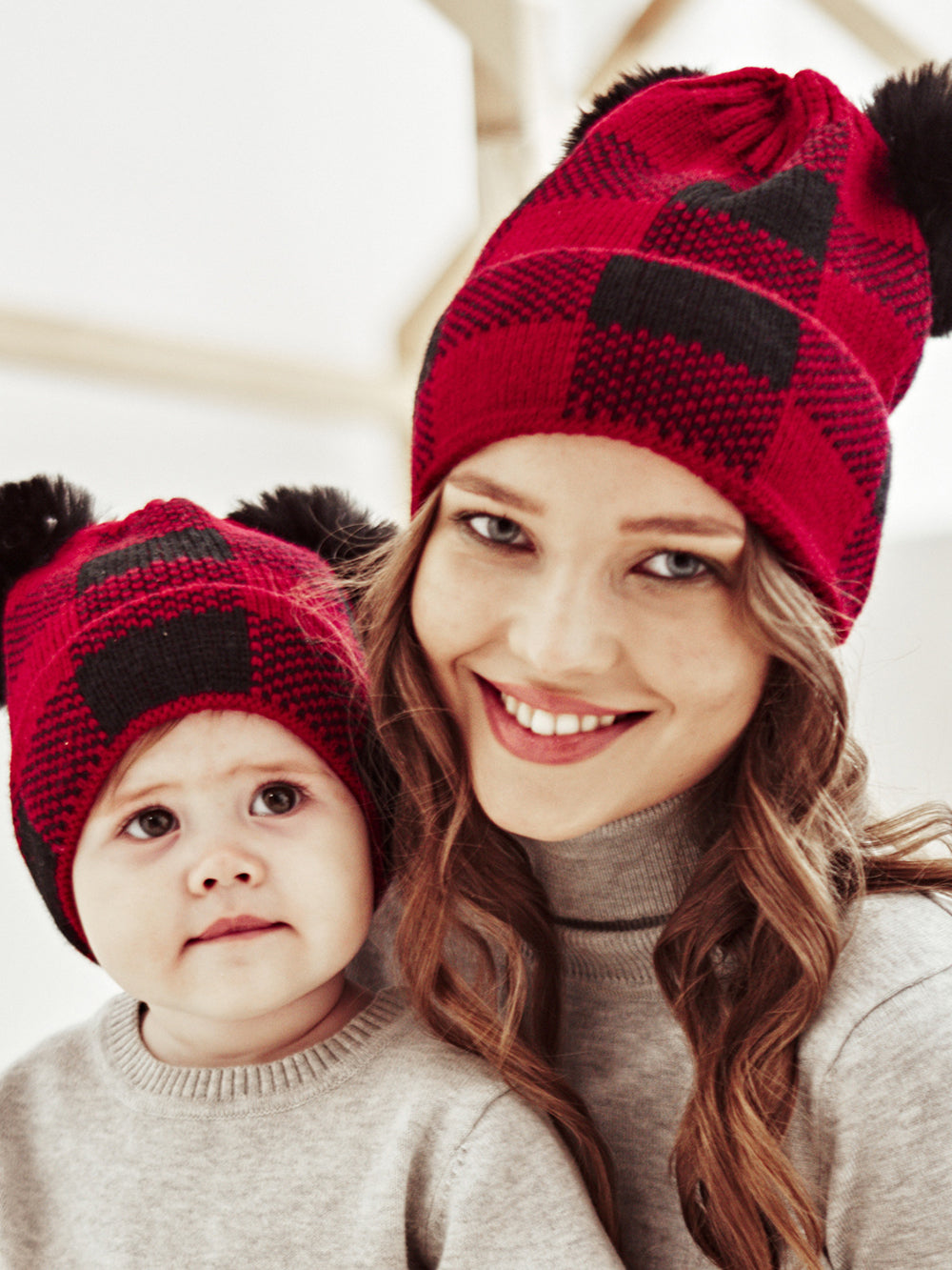 Bonnet tricoté maman et bébé boule de fourrure de Noël