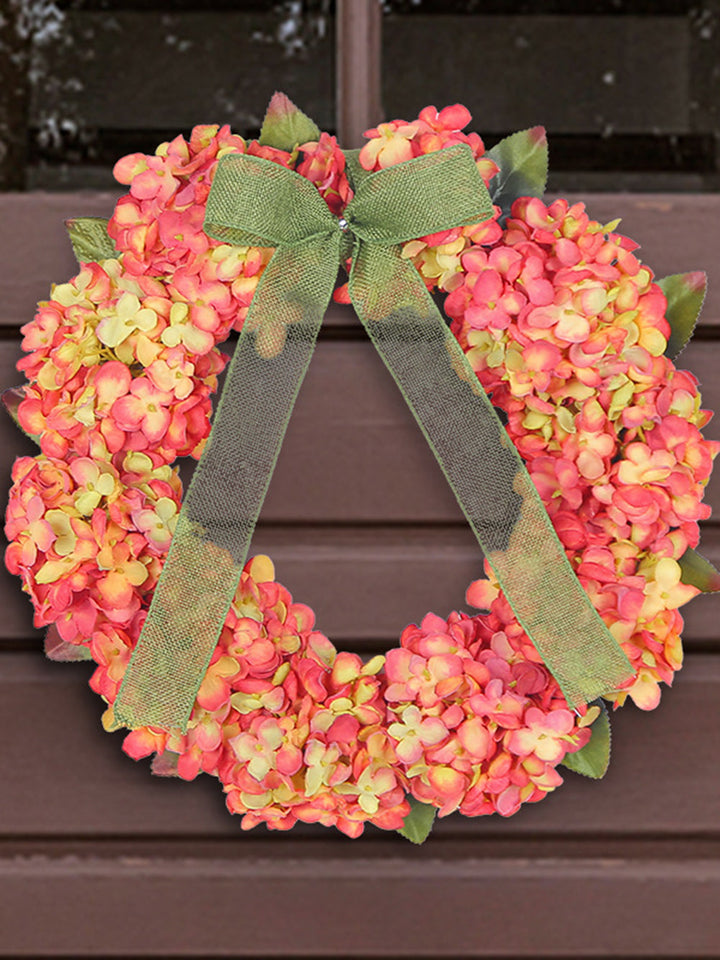 Guirlande d'hortensia festive suspendue à une porte, décoration florale simulée