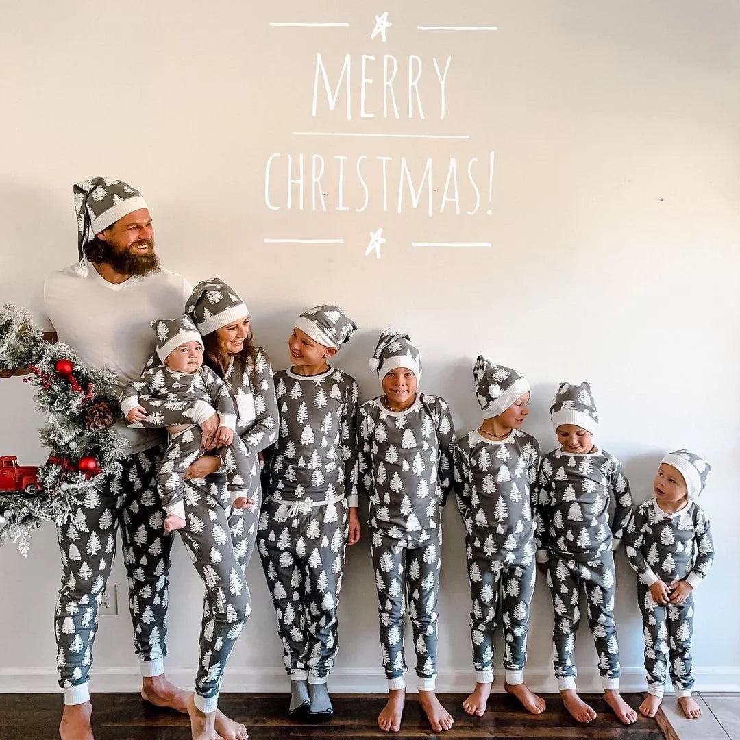 Passender Familien-Pyjama mit Weihnachtsbaum-Print in Grau und Weiß
