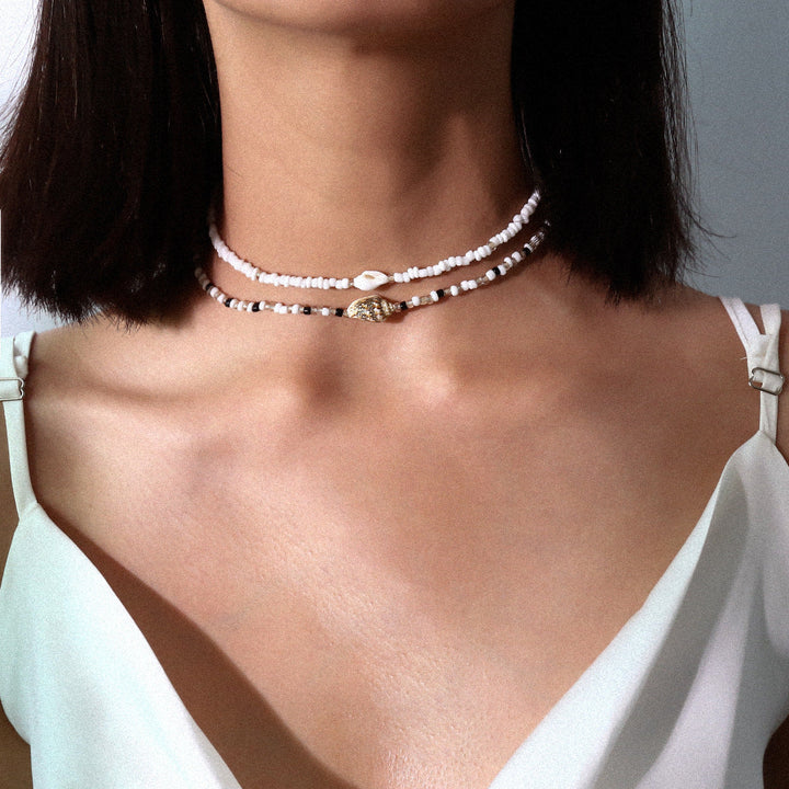 Elegante mehrschichtige Halskette aus gemischten Perlen und Muscheln: Handgefertigter kurzer Halsreif für einen schicken Look