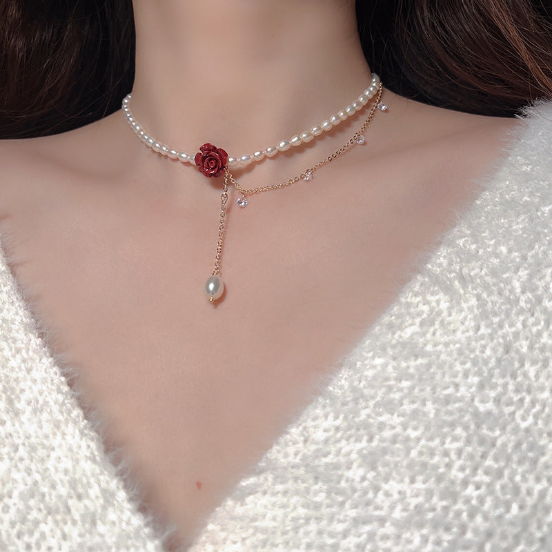 Perlový náhrdelník s květem růže