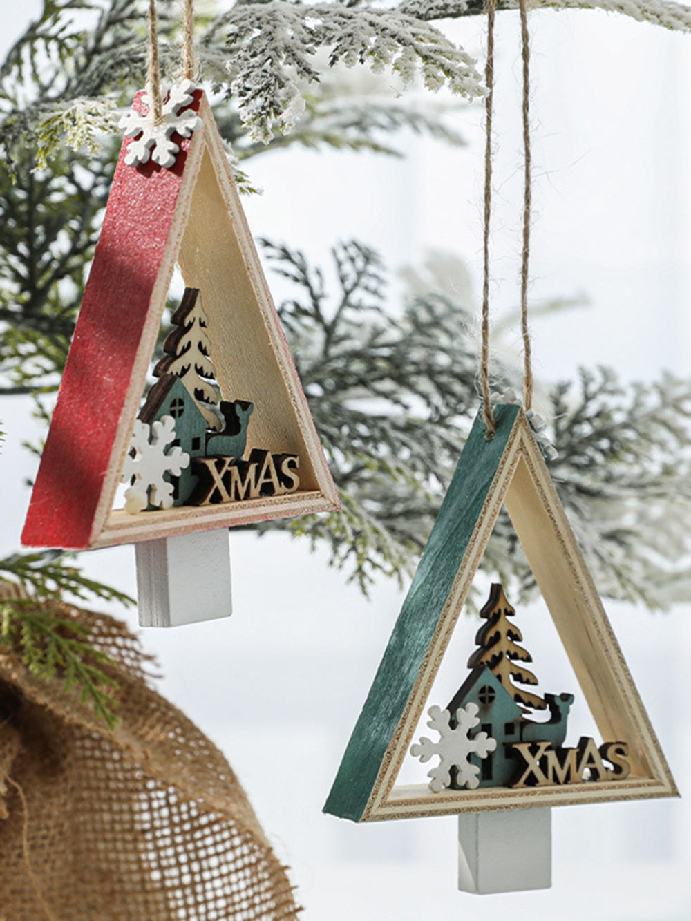 クリスマスツリーの窓のカラフルな吊り下げ飾り