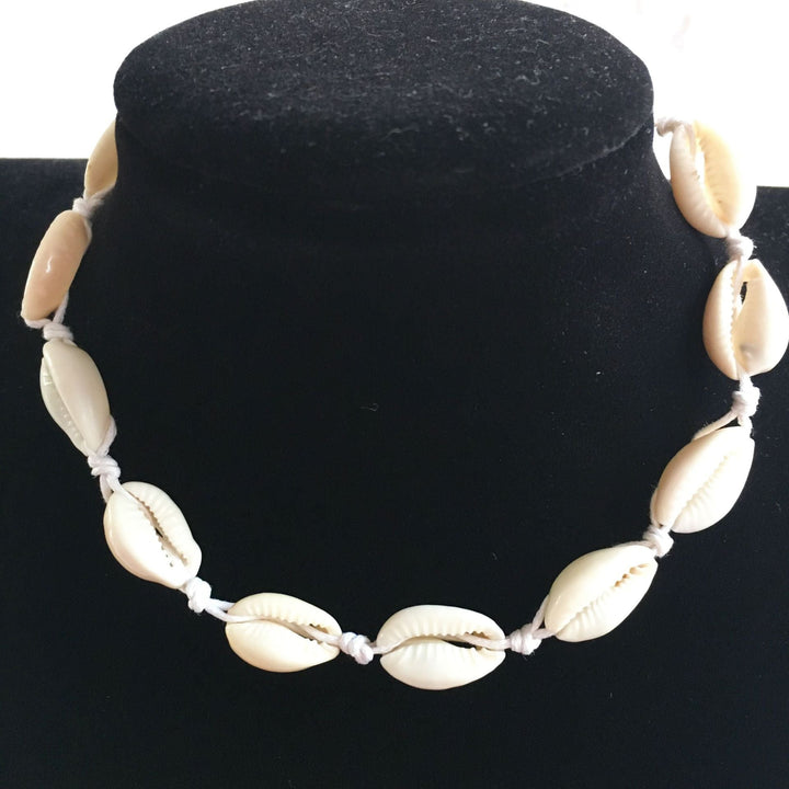 Fashionable Hawaiian-Inspired Shell Necklace: Casual Handmade Choker in Silver-Colored Stainless Steel