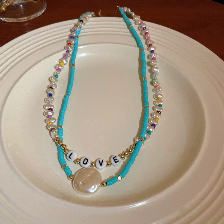 Naszyjnik z niebieskimi perłami w stylu vintage. Modny łańcuszek do obojczyka