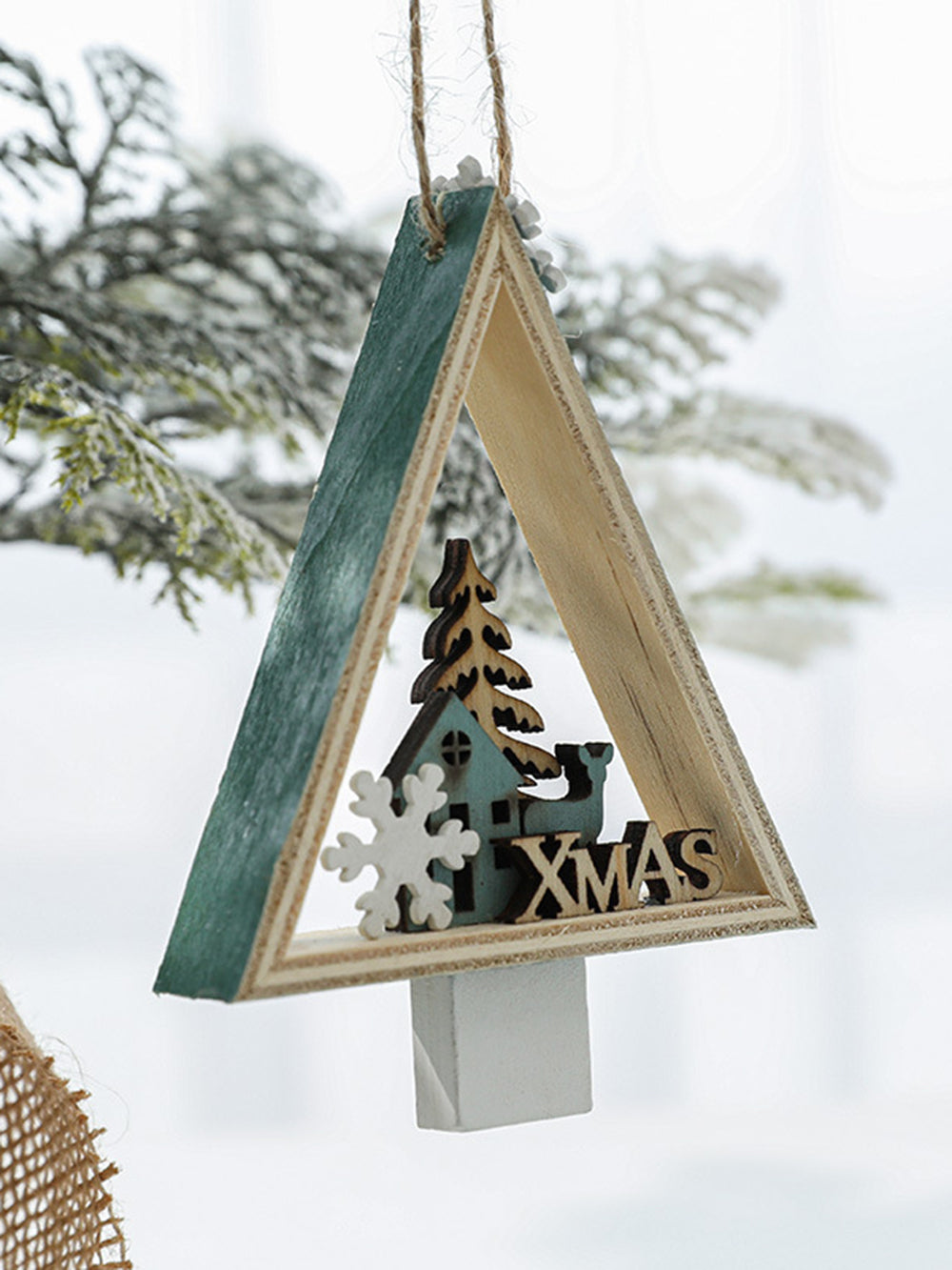 Bunte hängende Dekorationen für das Weihnachtsbaumfenster