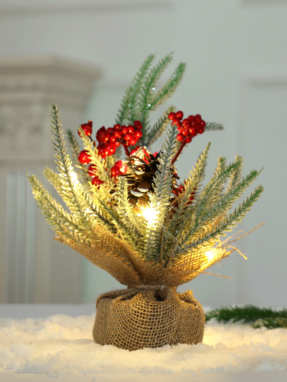 Χριστουγεννιάτικες διακοσμήσεις παραθύρων με λαμπερό πεσμένο κώνο κέδρου