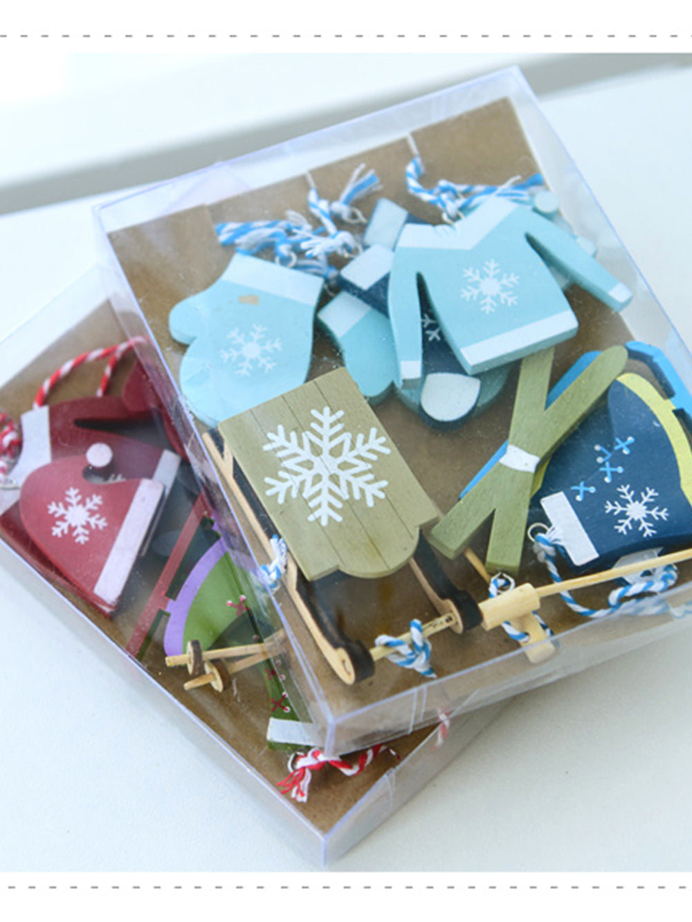 Boîte à pendentif en forme d'arbre de Noël, chaussettes, gants, traîneau