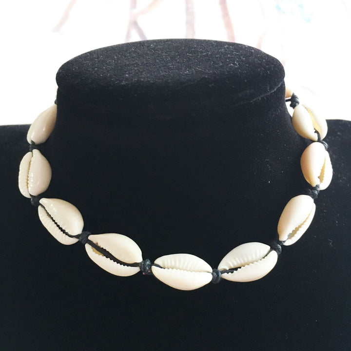 Fashionable Hawaiian-Inspired Shell Necklace: Casual Handmade Choker in Silver-Colored Stainless Steel