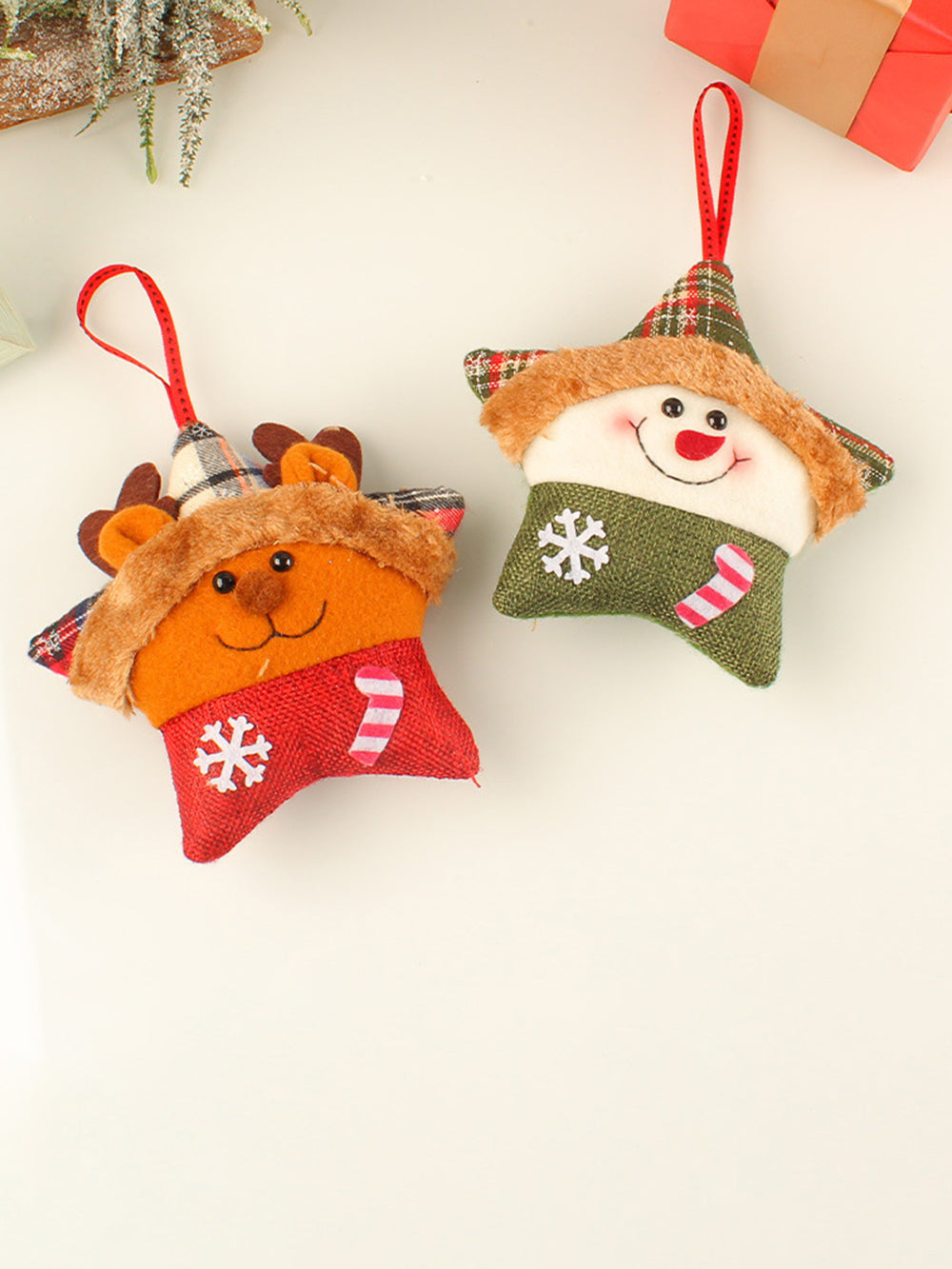 Julenissen og reinsdyr juletrepynt med stjerneplysjdukke