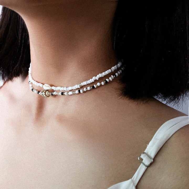Elegantní vícevrstvý náhrdelník ze smíšených korálků a mušlí: Ručně vyrobený krátký obojek pro elegantní vzhled